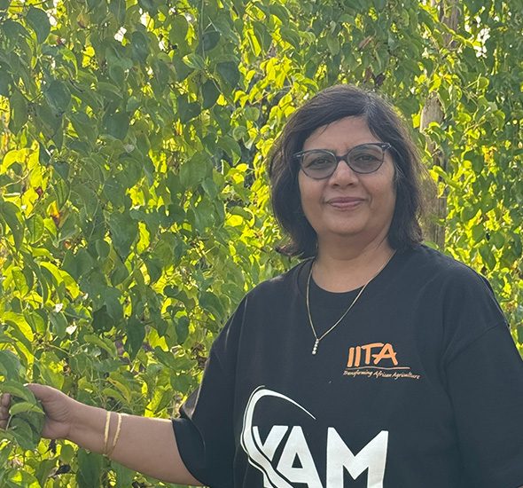 Leena-Tripathi-in-a-Yam-field